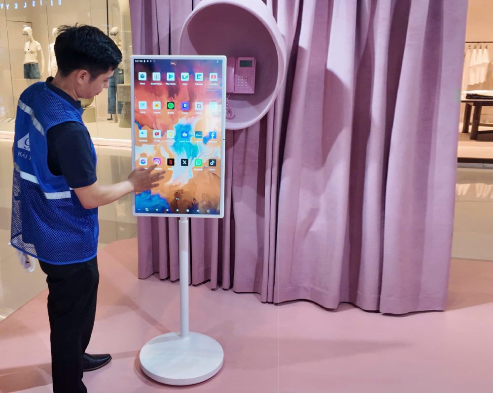 cài đặt màn hình di động 32inch tại công trình
