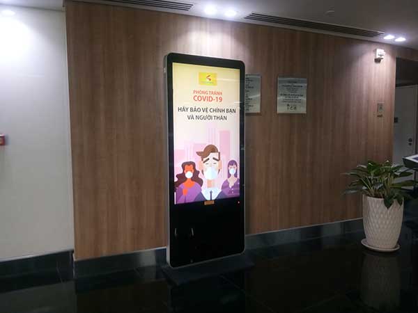 Màn hình quảng cáo lcd chân đứng