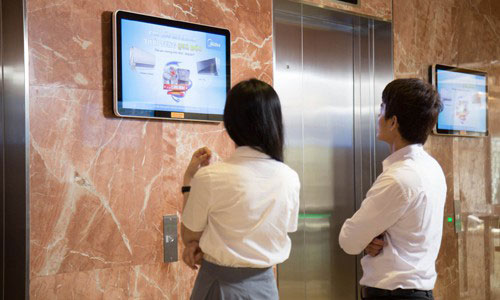 Màn hình lcd quảng cáo treo tường trước cửa thang máy