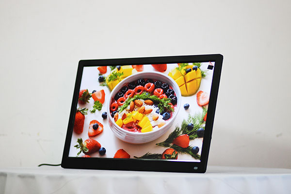 màn hình quảng cáo LCD dạng để bàn