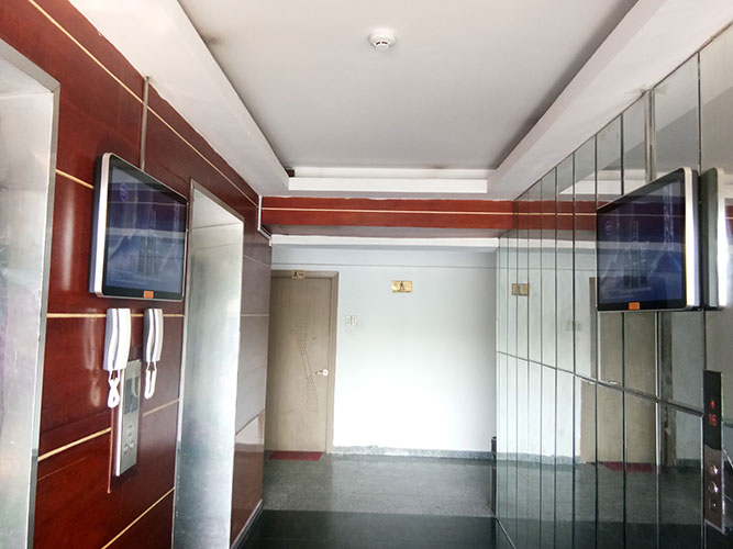 Màn hình quảng cáo thang máy