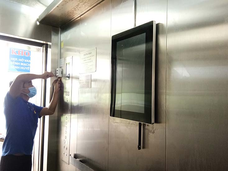 màn hình quảng cáo LCD treo trong thang máy