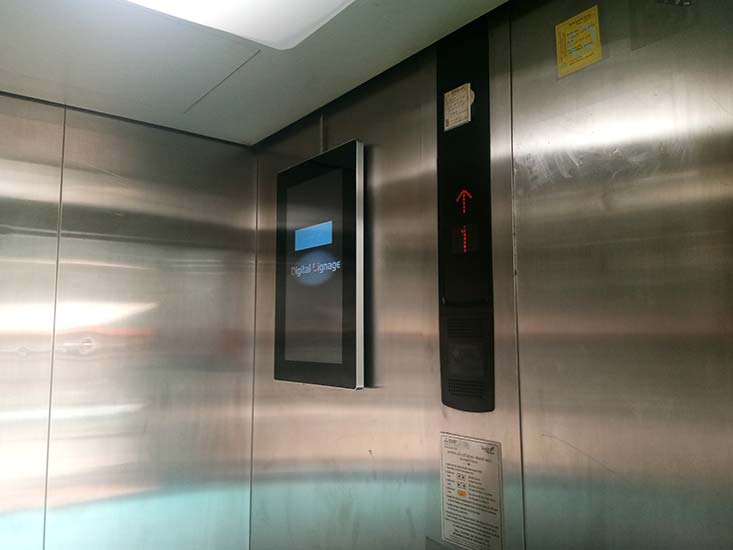 màn hình quảng cáo LCD treo trong thang máy