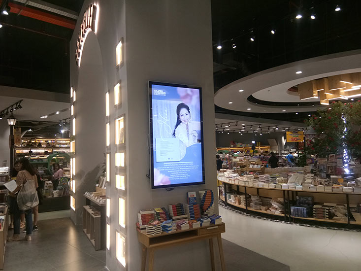 màn hình quảng cáo lcd treo tường 65 in