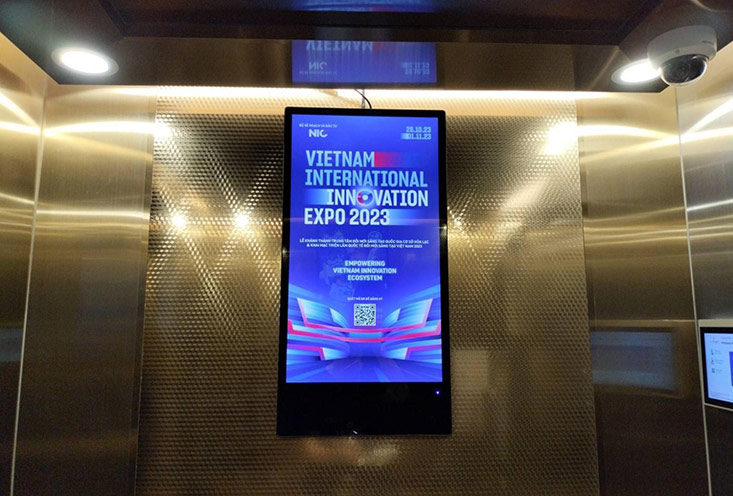 màn hình quảng cáo lcd treo thang máy