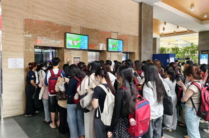 Màn hình quảng cáo LCD 43inch, bản USB, treo tường, dùng ở phía trước thang máy