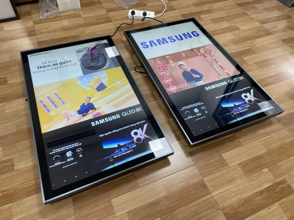 màn hình quảng cáo LCD 43inch treo tường hiển thị các hình ảnh của Samsung