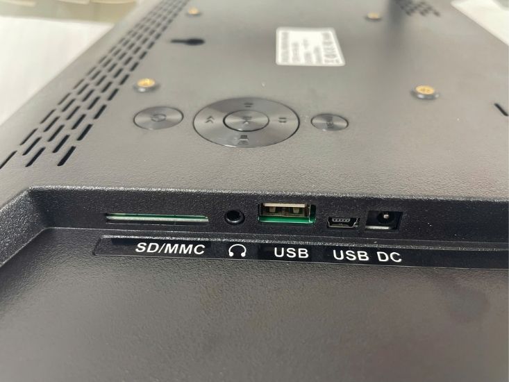các cổng kết nối của màn hình quảng cáo LCD 13inch mẫu 2025