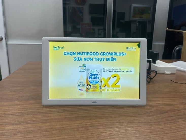 mặt trước màn hình quảng cáo LCD 10inch Tân HảI Thái 2025