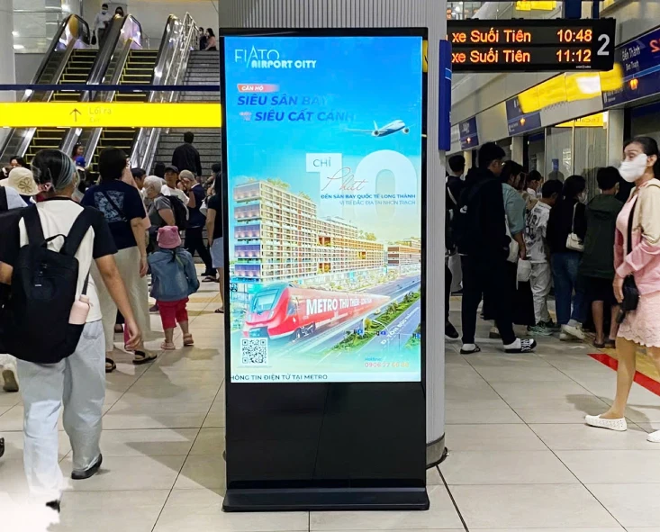 màn hình quảng cáo LCD 65inch dùng cho ga tàu