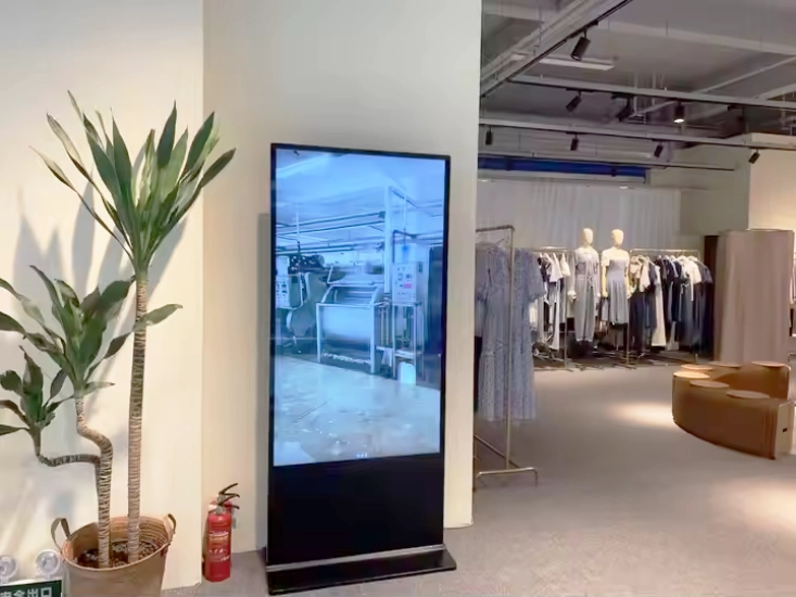 màn hình quảng cáo LCD 65inch chân đứng cho cửa hàng thời trang
