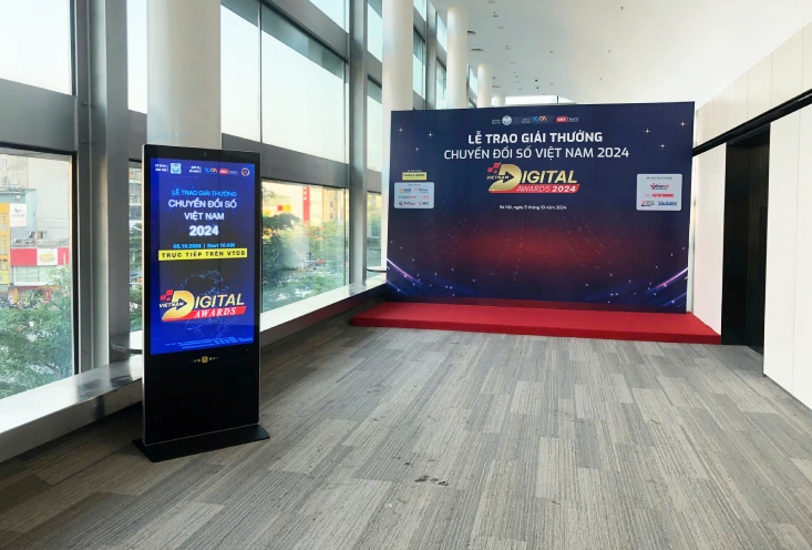 màn hình quảng cáo LCD 65inch chân đứng