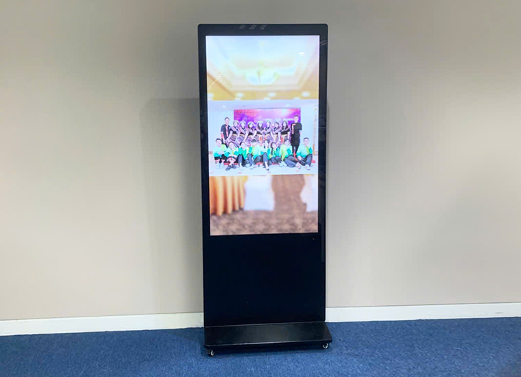 Màn hình quảng cáo LCD 65inch chân đứng đặt trong các Ngân hàng