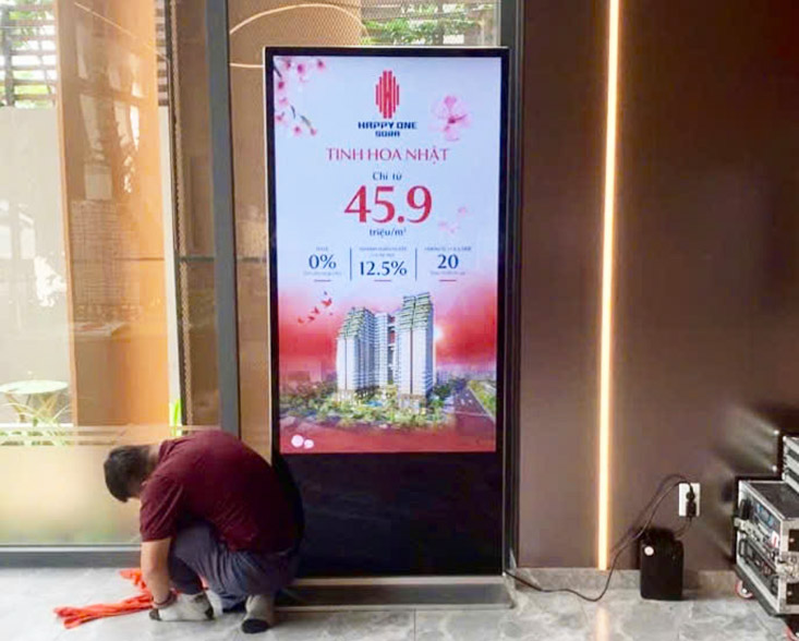 Màn hình quảng cáo LCD 65inch chân đứng cho ngành Bất động sản