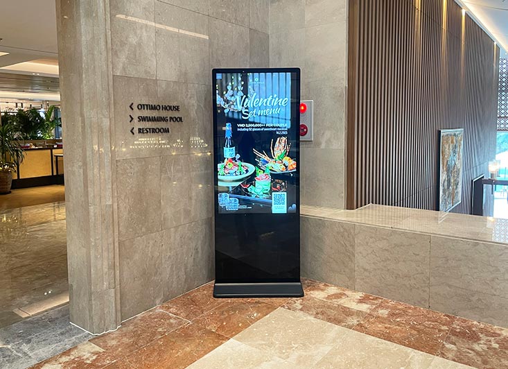 Màn hình quảng cáo LCD 65inch chân đứng đặt trong các nhà hàng khách sạn