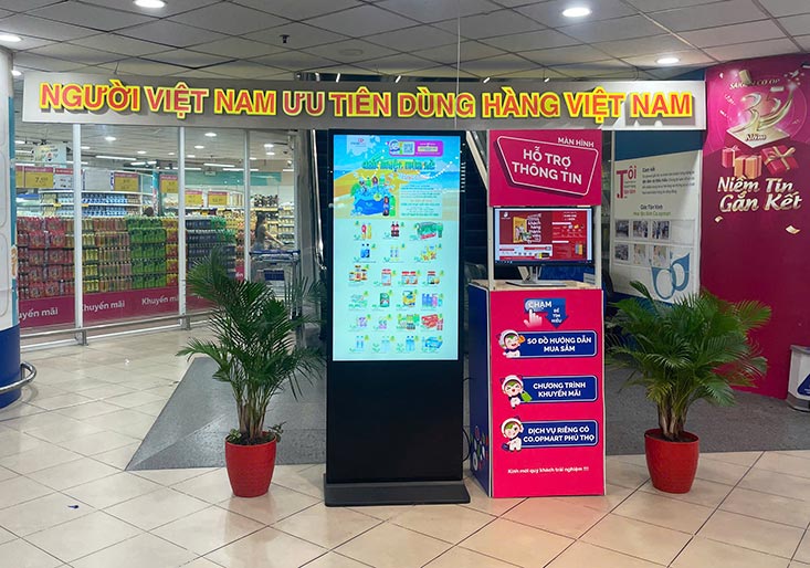 Màn hình quảng cáo LCD 65inch chân đứng cho các Siêu thị