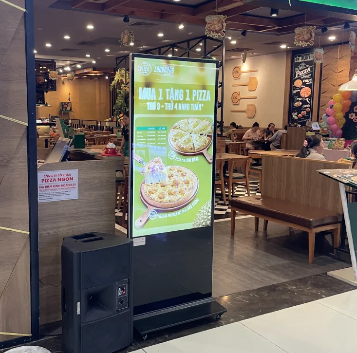 Màn hình quảng cáo LCD 43inch chân đứng để ở phía trước cửa hàng