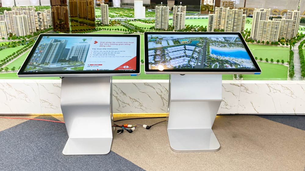 Màn hình quảng cáo LCD 65inch chân nghiêng được dùng tại các Showroom Bất động sản