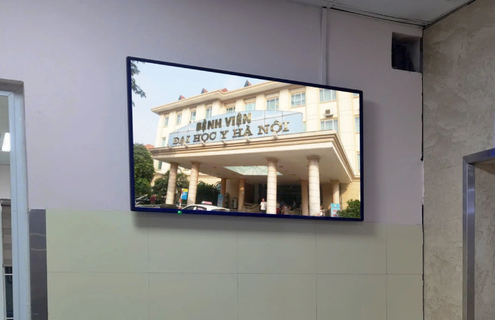 Màn hình quảng cáo LCD 55inch treo tường cho Bệnh viện Đại học Y Hà Nội