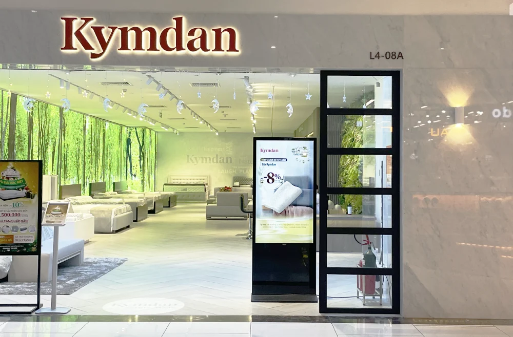Màn hình quảng cáo LCD 43inch chân đứng đặt ở phía trước cửa cửa hàng nệm Kymdan thu hút khách hàng