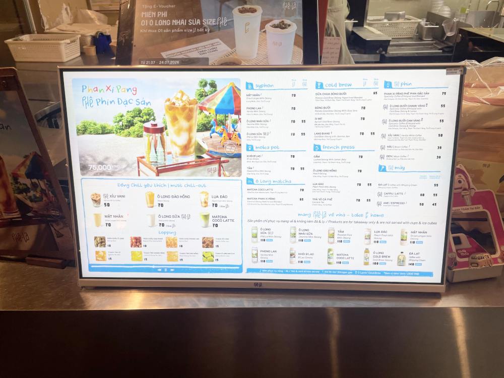 màn hình quảng cáo LCD 24inch để bàn được quán trà sữa Phê La sử dụng để chiếu menu
