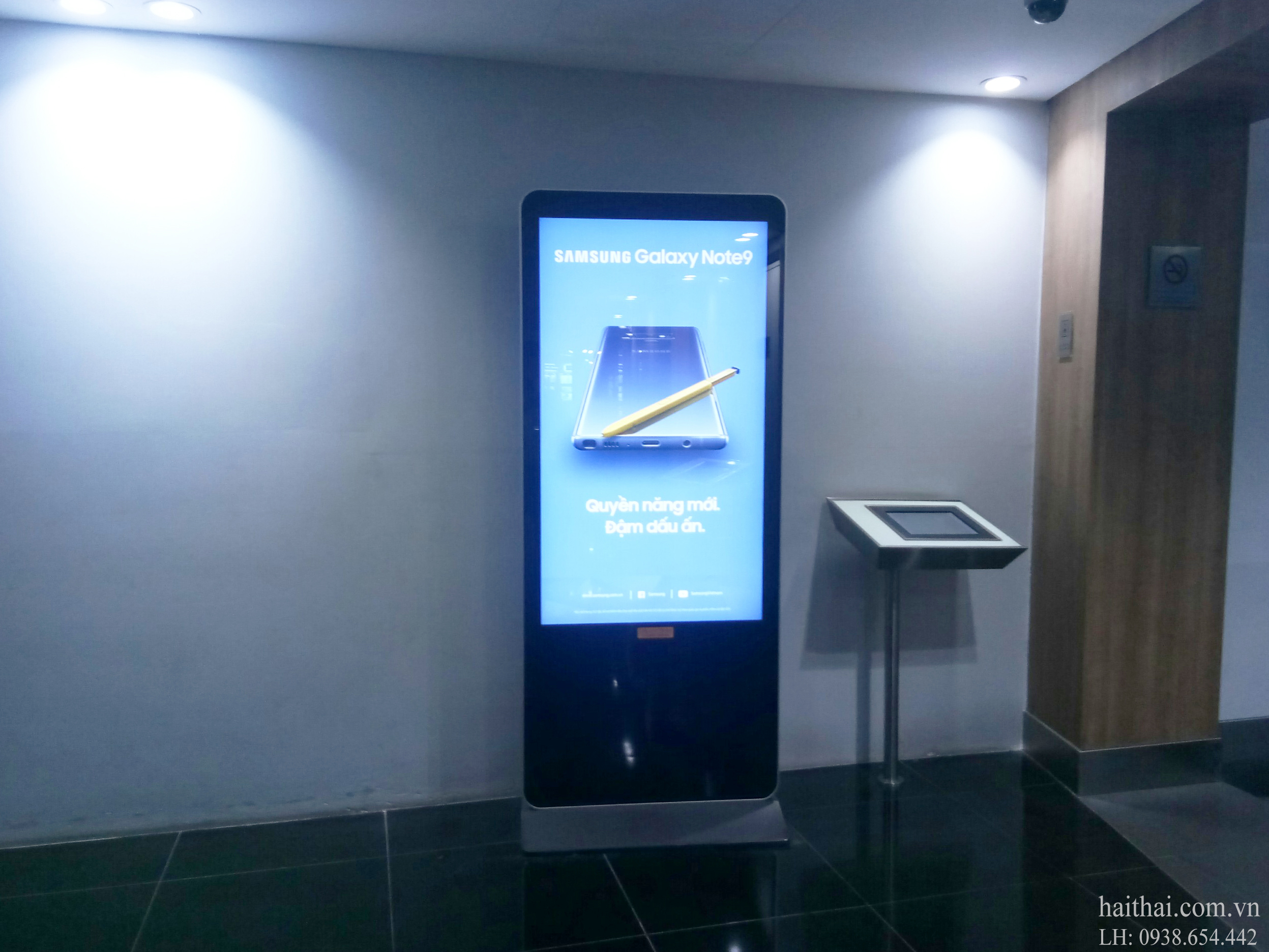 MHQC LCD Chân Đứng Tại Sảnh Bitexco