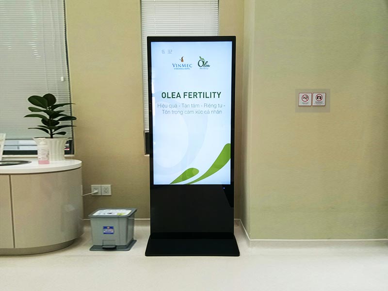 Màn Hình Quảng Cáo LCD Chân Đứng 65"